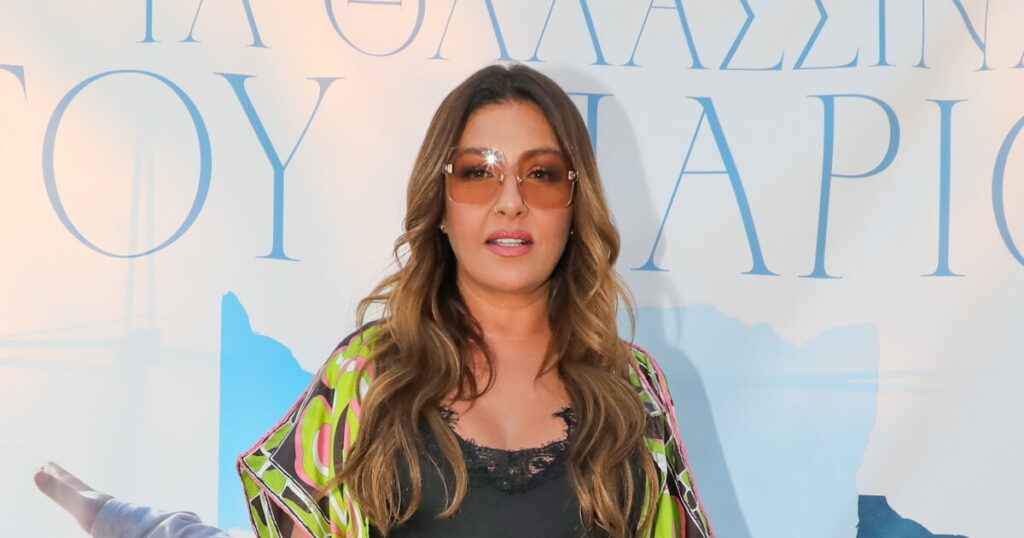 Η Έλενα Παπαρίζου επέστρεψε από το νοσοκομείο και επιστρέφει στο The Voice