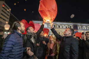 Αθήνα: 3.000 φαναράκια φωτίζουν τον ουρανό της πόλης