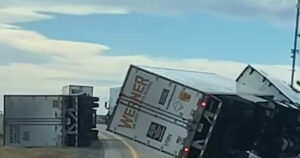 ΗΠΑ: Ισχυροί άνεμοι πλήττουν το Γουαϊόμινγκ - Νταλίκα 18,6 τόνων ανατράπηκε