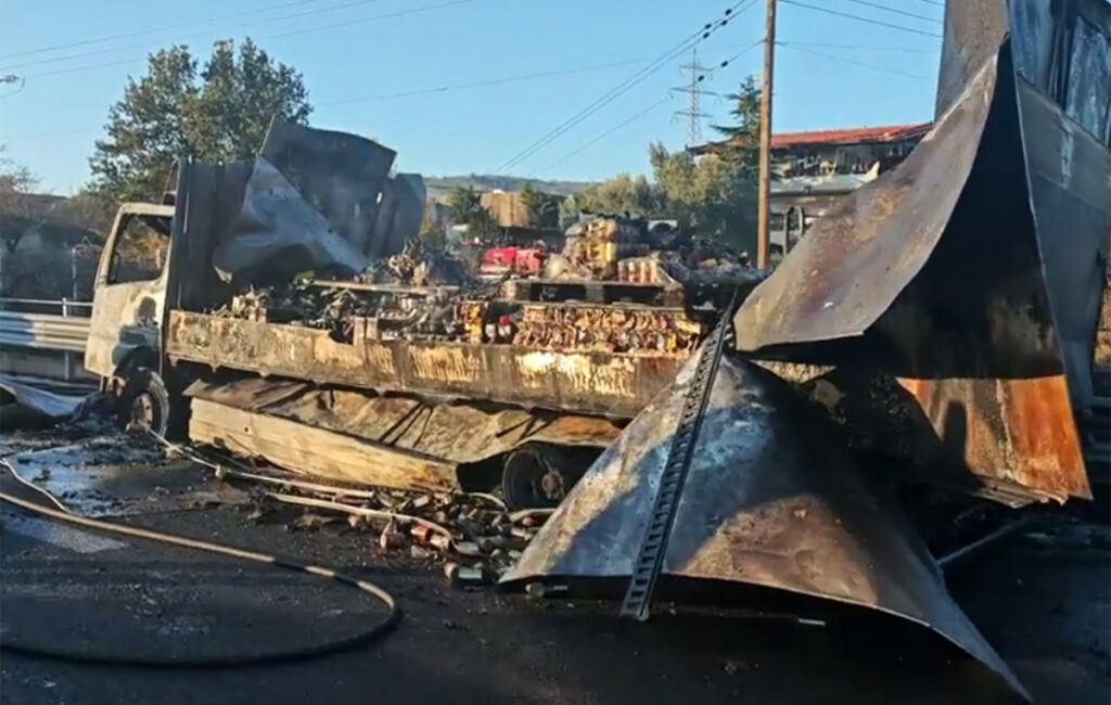 Διακοπή κυκλοφορίας στα διόδια Αφίδνων λόγω φωτιάς σε φορτηγό