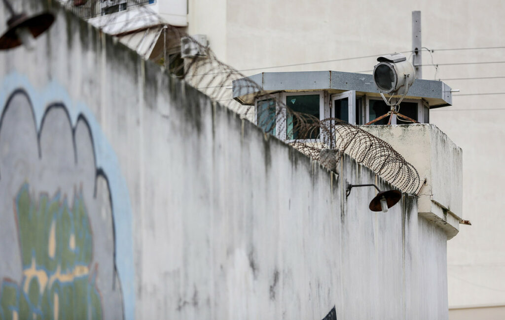 Επιχείρηση της αστυνομίας στις φυλακές Κορυδαλλού – Κατασχέθηκαν κινητά τηλέφωνα