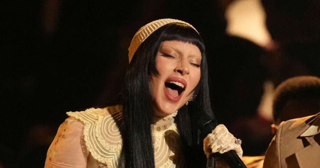 Απομάκρυνση του άντρα που επιτέθηκε στην Αριάνα Γκράντε από συναυλία της Lady Gaga