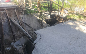 Κατέρρευσε γεφυράκι στην Πέτρου Ράλλη – Σοβαρές ζημιές στο σημείο