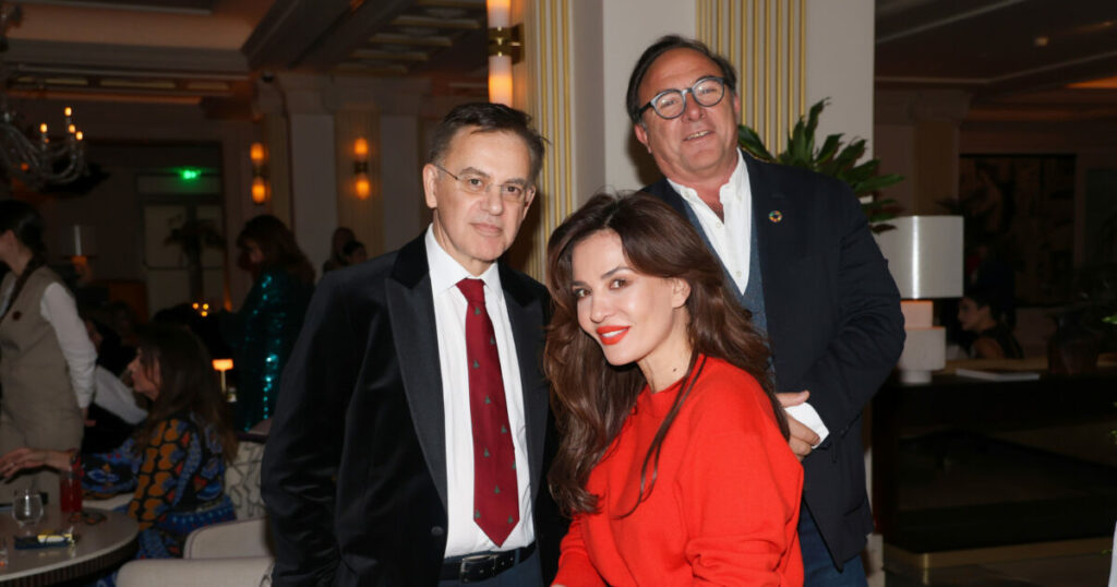 Λαμπερές παρουσίες στο χριστουγεννιάτικο party του θεάτρου Παλλάς