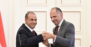 Γεραπετρίτης και Αιγύπτιος υπουργός Εξωτερικών συζητούν για τριμερή συνεργασία