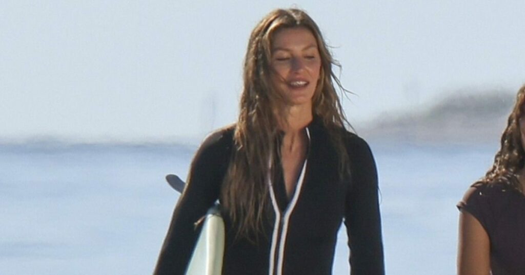 Η Ζιζέλ Μπούντχεν με ολόσωμο μαγιό και σανίδα σερφ 10 μήνες μετά τη γέννηση του γιου της