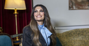 Επίσκεψη της Κίμπερλι Γκίλφοϊλ στο ΥΜΑΘ και ξενάγηση σε ιστορική έκθεση