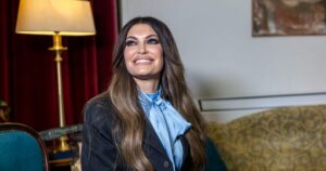 Η Κίμπερλι Γκιλφόιλ ευχήθηκε για τα Χριστούγεννα με λαμπερό φόρεμα