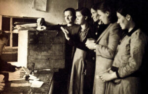 Σαν σήμερα 28 Δεκεμβρίου: Οι Ελληνίδες διεκδικούν ψήφο για πρώτη φορά