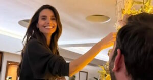 Η Ηλιάνα Παπαγεωργίου και ο Γιάννης Καραβασάνης στολίζουν το δέντρο