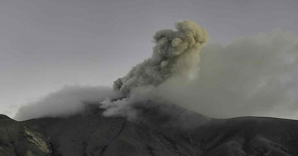 Συναγερμός στην Κολομβία για το ηφαίστειο Πουρασέ που πνίγει χωριά με τέφρα