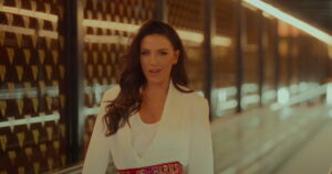 Ιουλία Καλλιμάνη: Η «μαμά Ιουλία» παρουσιάζει το νέο της dance hit «Εξαίρεση Εσύ»