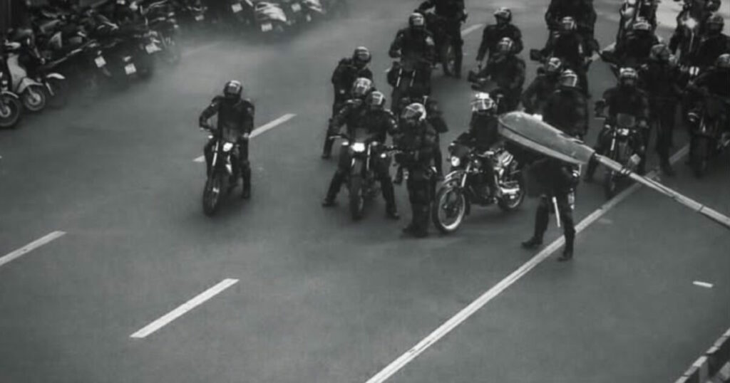 Διαδηλωτής στην Τεχεράνη απέναντι στις αστυνομικές δυνάμεις