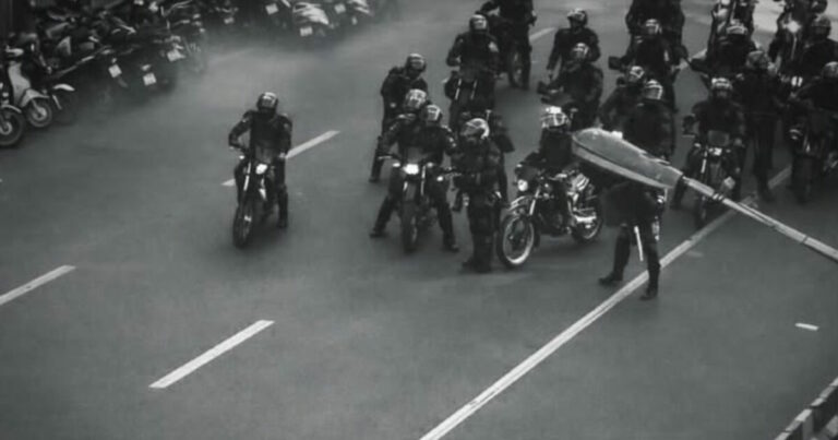 Διαδηλωτής στην Τεχεράνη απέναντι στις αστυνομικές δυνάμεις