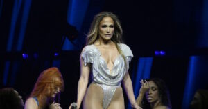 Τζένιφερ Λόπεζ: Η αποστομωτική απάντηση στους επικριτές της για το ντύσιμό της