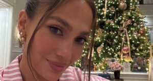 Η Τζένιφερ Λόπεζ γιόρτασε τα Χριστούγεννα με ασορτί πιτζάμες