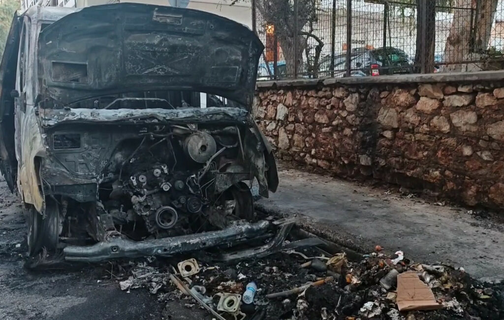 Εμπρηστική επίθεση σε τρία φορτηγά διανομής στην Καισαριανή