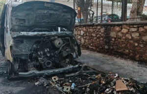 Εμπρηστική επίθεση σε τρία φορτηγά διανομής στην Καισαριανή