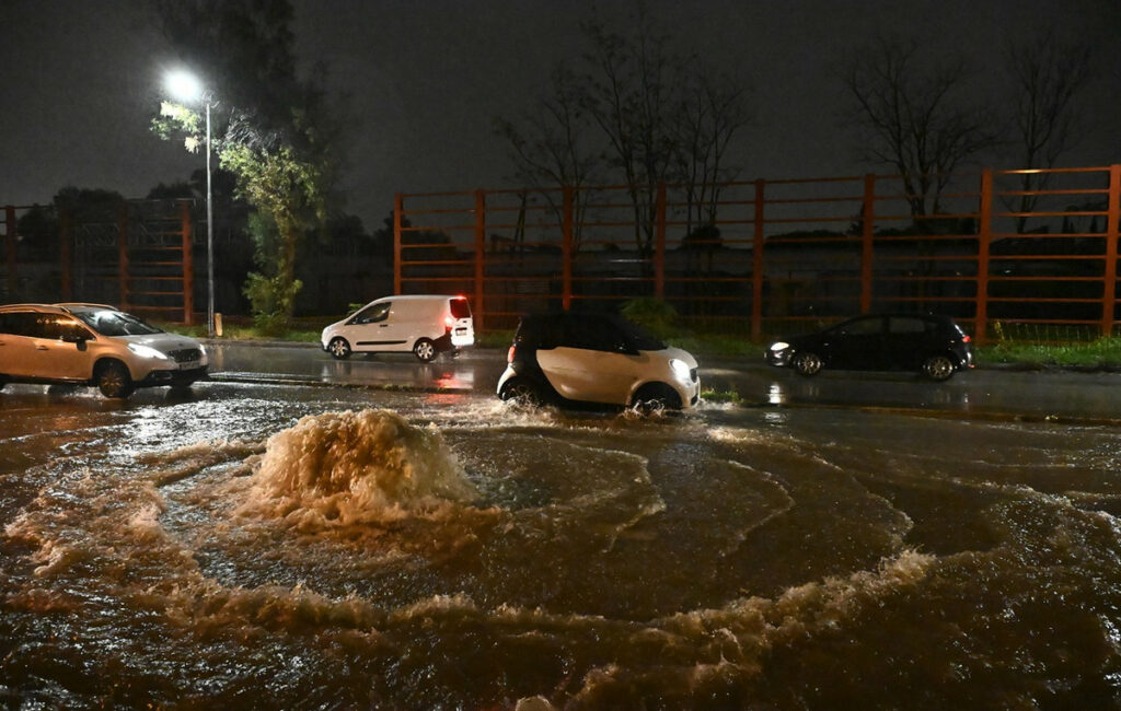 Σφοδρή κακοκαιρία «BYRON» πλήττει την Ελλάδα – Σοβαρά προβλήματα σε πολλές περιοχές