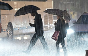 Σφοδρές βροχοπτώσεις και καταιγίδες έως το μεσημέρι του Σαββάτου