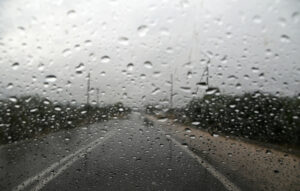 Βροχερός καιρός με μικρή άνοδο της θερμοκρασίας σε όλη τη χώρα