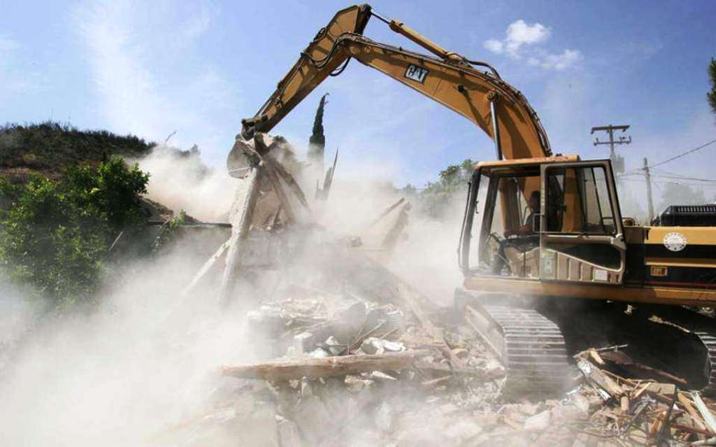Ανέθεση κατεδάφισης οικοπέδου σε εταιρεία ποτών προκαλεί αντιδράσεις