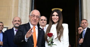 Η Κίμπερλι Γκιλφόιλ στη Βουλή: Κόκκινο τριαντάφυλλο από τον Νικήτα Κακλαμάνη