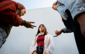 Ανησυχητικά περιστατικά βίας μεταξύ ανήλικων κοριτσιών σε σχολεία και πλατείες