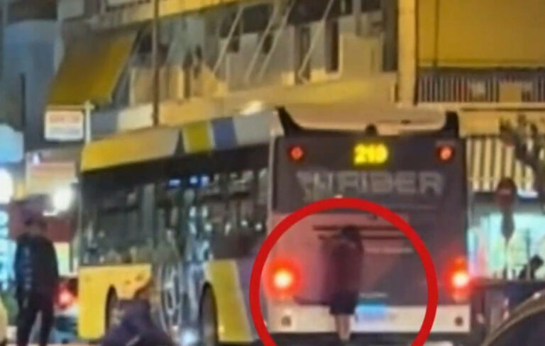 Νεαρός σκαρφαλώνει σε λεωφορείο εν κινήσει στην Καλλιθέα
