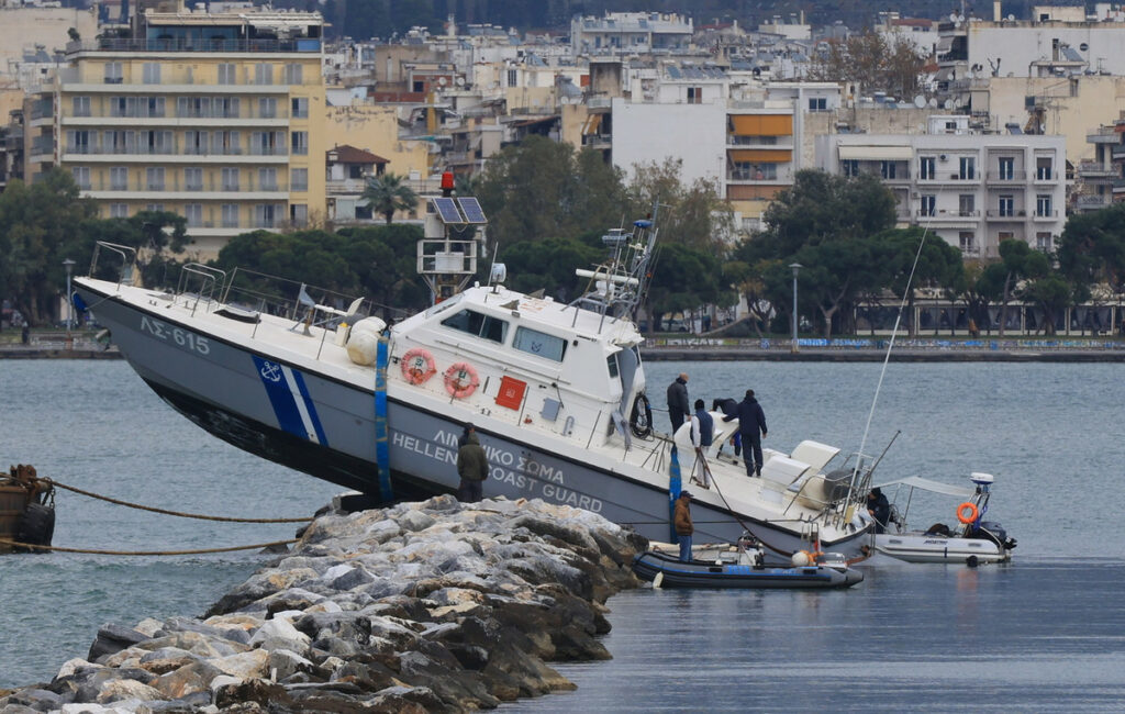 Σκάφος του Λιμενικού προσέκρουσε σε βράχια στην είσοδο του λιμανιού Βόλου