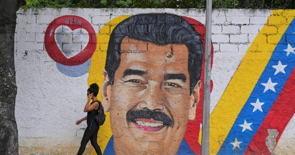 Ο Νικολάς Μαδούρο επανεμφανίζεται και καταγγέλλει στρατιωτική επίθεση από τις ΗΠΑ