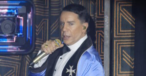 Ο Γιώργος Μαζωνάκης χαιρετά τους θαυμαστές του έξω από το νυχτερινό κέντρο