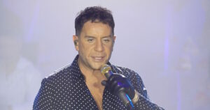 Ο Γιώργος Μαζωνάκης ενθουσίασε το κοινό στο νυχτερινό κέντρο