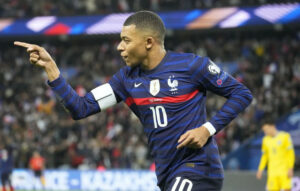 Πρόωρη αποχώρηση για αστυνομικό λόγω δωρεάς από τον Μπαπέ