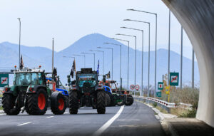 Κίνηση και καθυστερήσεις λόγω αγροτικών μπλόκων στην έξοδο των Χριστουγέννων