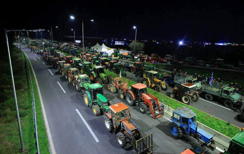 Αγρότες: Κλιμακώνουν τις κινητοποιήσεις με στόχο τα 1.000 τρακτέρ