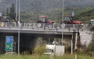 Αγρότες κλείνουν τον κόμβο του Μπράλου – Διακοπή κυκλοφορίας στην Εγνατία