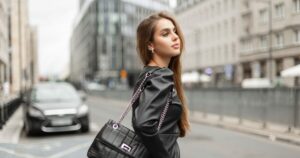 Πώς να συνδυάζετε κοσμήματα χωρίς να υπερφορτώνετε το outfit