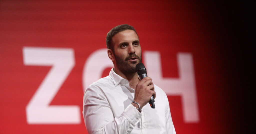 Επίθεση του Νίκου Παππά σε δημοσιογράφο στο Στρασβούργο - Απομακρύνθηκε από τον ΣΥΡΙΖΑ