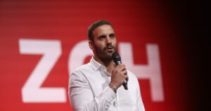 Επίθεση του Νίκου Παππά σε δημοσιογράφο στο Στρασβούργο - Απομακρύνθηκε από τον ΣΥΡΙΖΑ