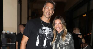 Αθηνά Οικονομάκου και Μπρούνο Τσερέλα στολίζουν το χριστουγεννιάτικο δέντρο τους