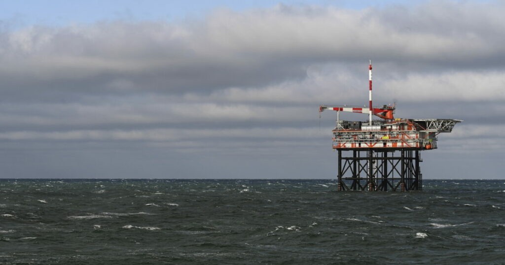 Ουκρανικά drones χτυπούν ρωσική πλατφόρμα πετρελαίου της Lukoil