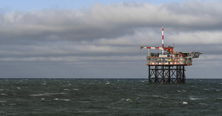 Ουκρανικά drones χτυπούν ρωσική πλατφόρμα πετρελαίου της Lukoil