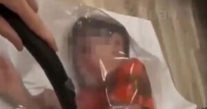 Ρωσία: Σάλος με μητέρα influencer που έβαλε το γιο της σε σακούλα