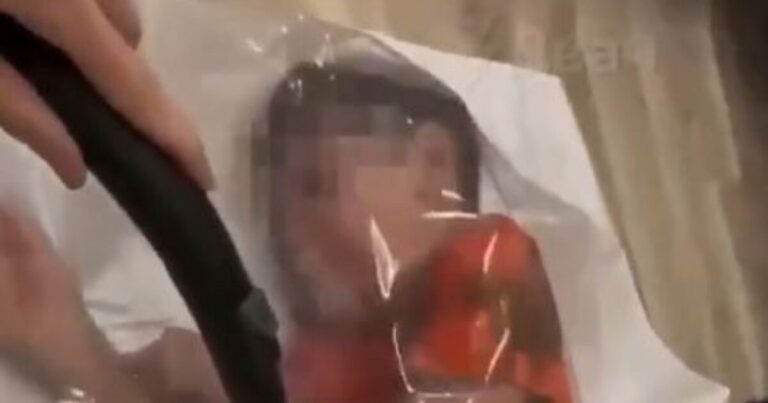 Ρωσία: Σάλος με μητέρα influencer που έβαλε το γιο της σε σακούλα