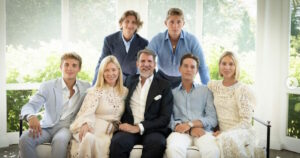 Παύλος Ντε Γκρες και Μαρί Σαντάλ γιορτάζουν Χριστούγεννα με τα παιδιά τους