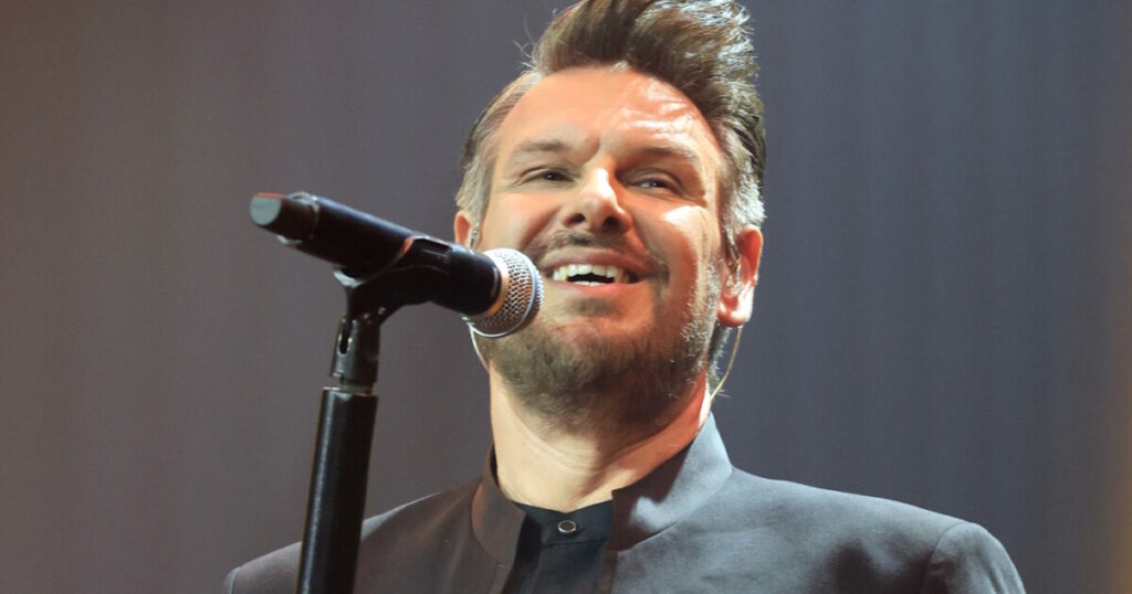 Ο Πάνος Κιάμος παρουσιάζει το νέο του τσιφτετέλι «Αυτό είναι σωστό»