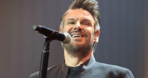 Ο Πάνος Κιάμος παρουσιάζει το νέο του τσιφτετέλι «Αυτό είναι σωστό»