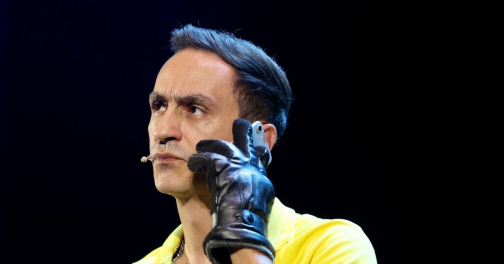 Τόλης Παπαδημητρίου: Αστείες περιπέτειες στο θέατρο και η παράσταση "Οικογένεια Τσεκμέ"