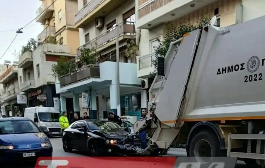 Σοκαριστικό τροχαίο στην Πάτρα: ΙΧ «καρφώθηκε» σε απορριμματοφόρο